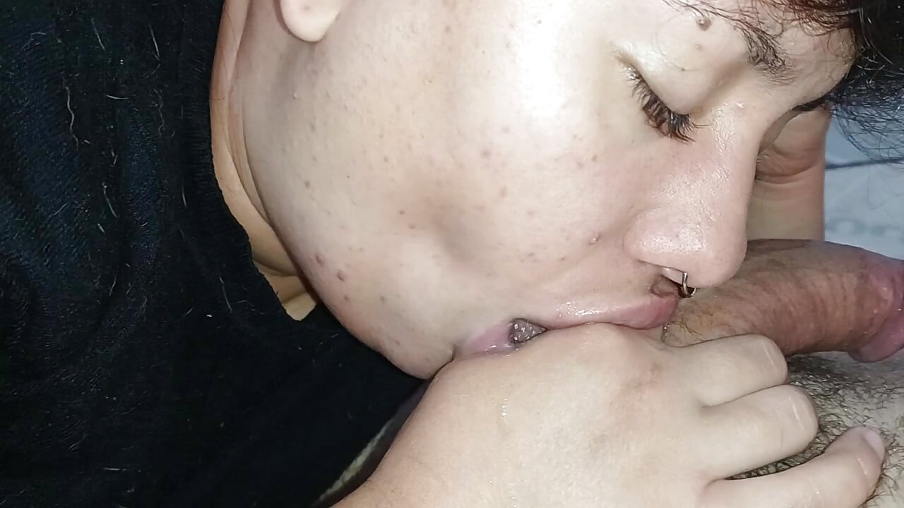 ELA É PERVERTIDA, COM TESÃO POR UM PAU COM TESÃO