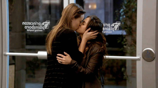 Olivia wilde &amp; jaclyn jonet lesbian kiss - scandalplanet.com