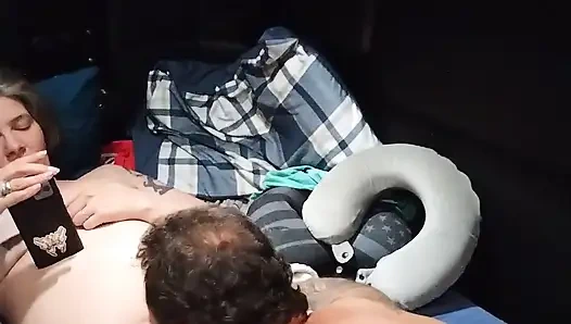 Satindame bekommt oral und mehr von jrock, als sie am telefon ihr erotisches buch liest