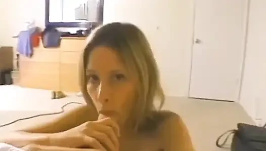 Haley lagi asik mainin memeknya sambil nyepong kontol