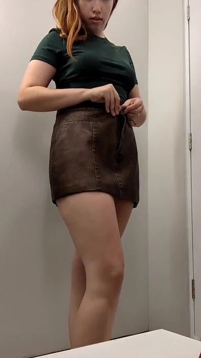 Jaw-dropping moment from "18yo in the public fitting room"