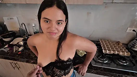 Üvey Anne Mutfakta Seks Yapmak İsti̇ ağzina Boşalma İsti̇