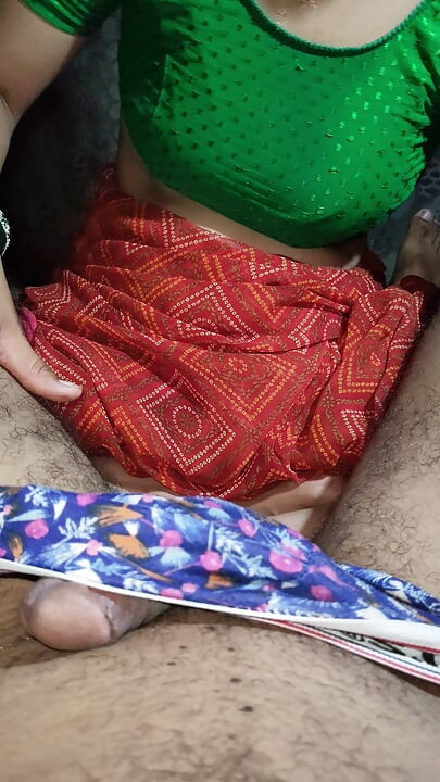 প্রথমবার স্কুল শিক্ষক একজন ছাত্রীকে চোদেন সুন্নি গ্রামের দেশি
