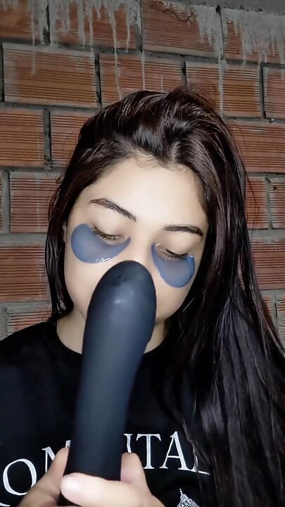يوليث تسكب كسها الساخن بسرعة وعمق