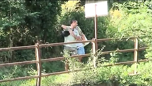 Büyük memeli sarışın kız iş başında... Açık havada seks