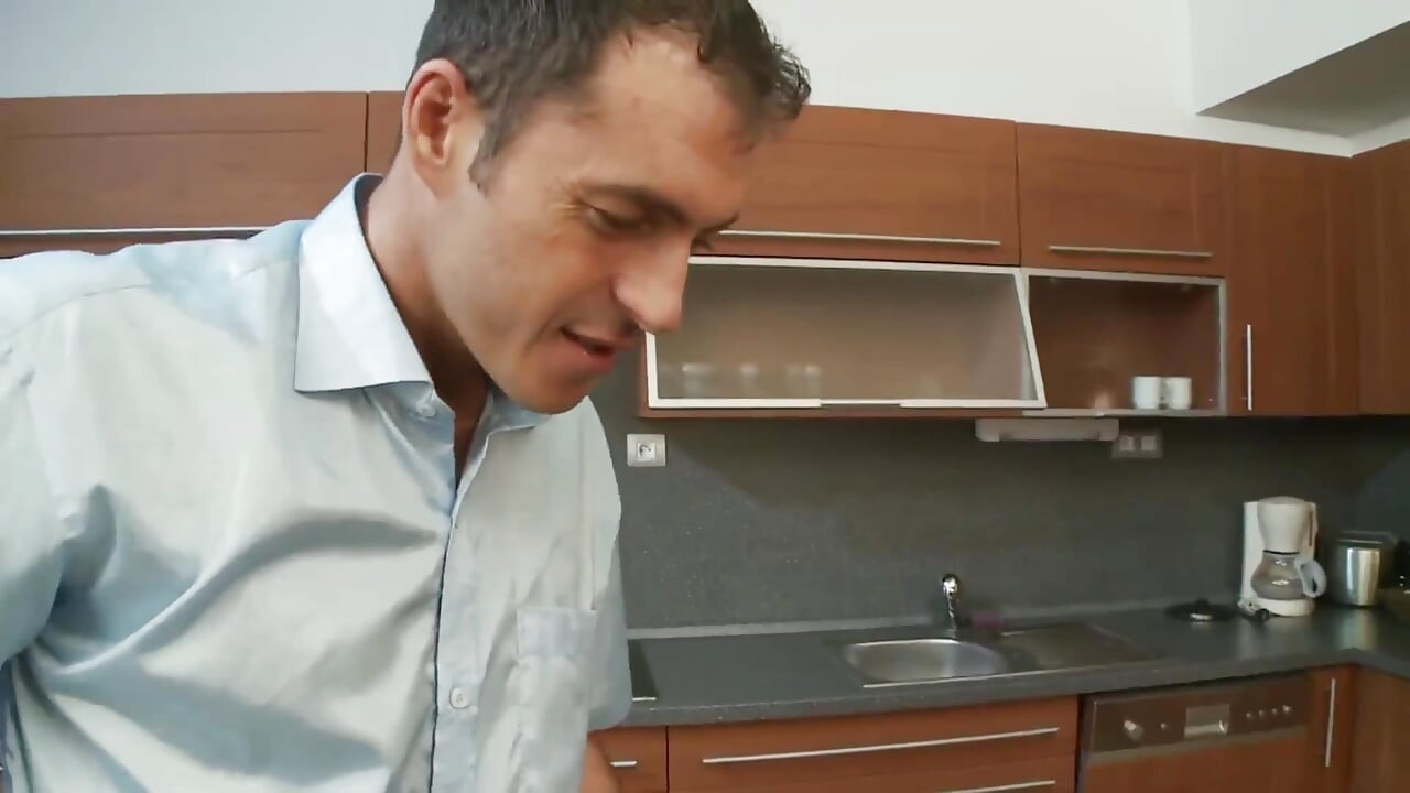 Úžasná brunetka je ošukaná a vystříkaná na obličej