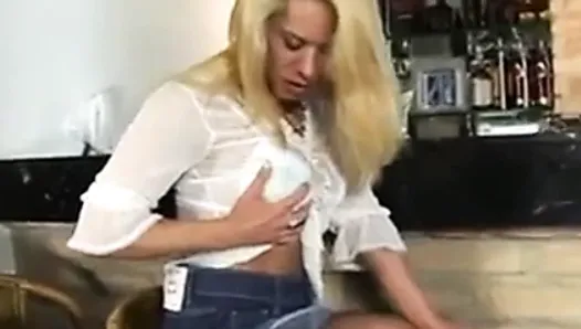 Милфа-блондинка из Бразилии