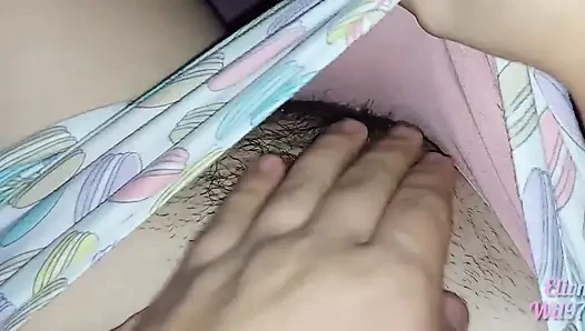 Xxx desi üvey kız kardeşim ziyarete geldiğinde amıyla oynamama izin veriyor yatağıma biniyor