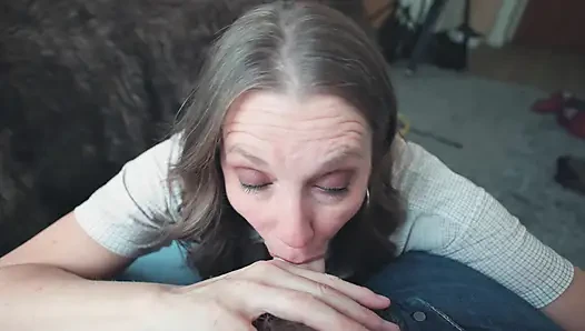Sexy heiße reife Autumn J Cooper gibt ihr bestes hinter den kulissen blowjob.