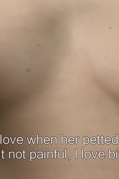 हॉट लड़की डिल्डो द्वारा चुदाई करती है फिर राक्षसी लंड के रूप में झुकती है और अपनी चूत को गहराई तक सहलाती है