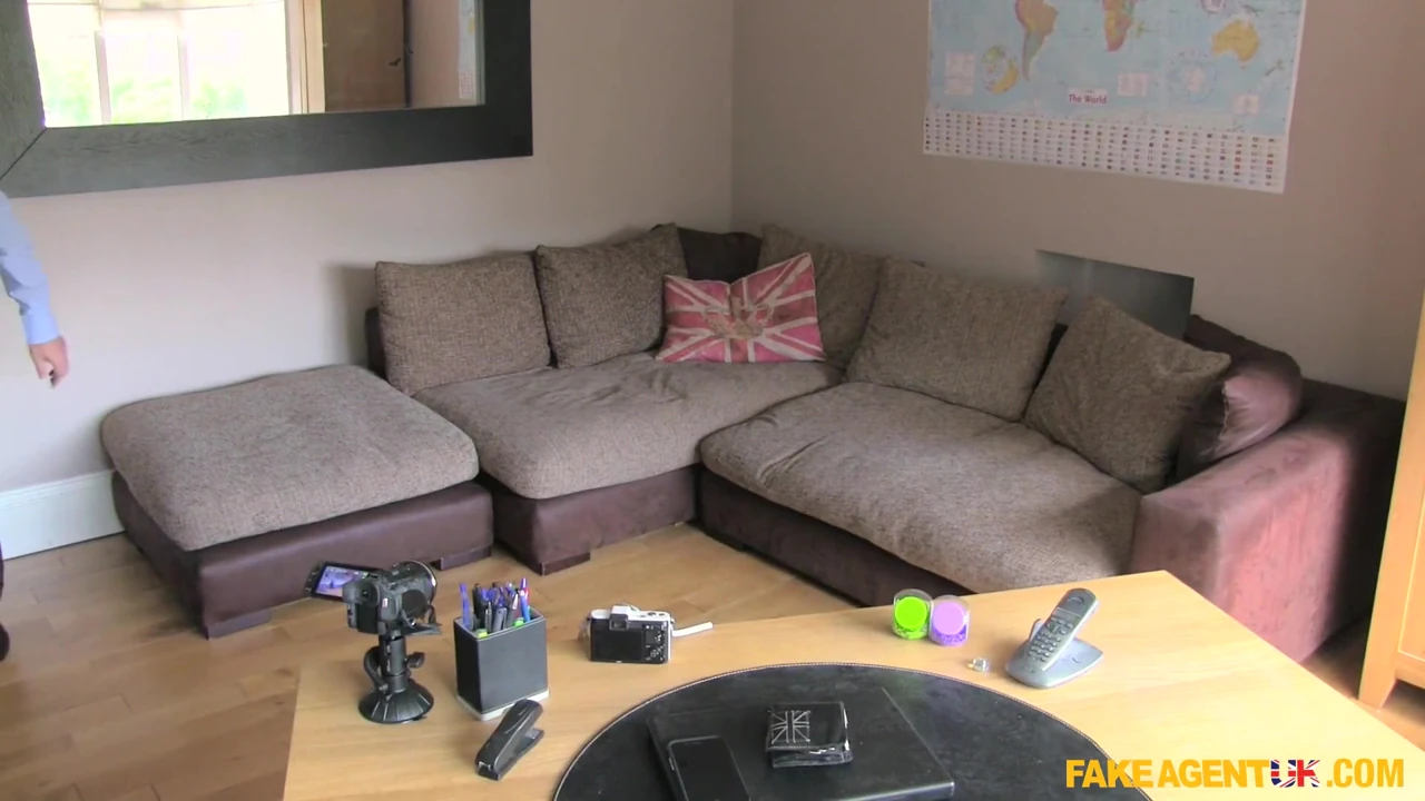 Fake agent uk - seksi Şilili Tara tatil ofiste gösteriş yapıyor, John'a derin gırtlak veriyor ve anal dölleme bitiriyor