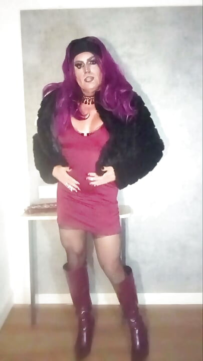 Pretty transvestite slut mature latina cums on her boots
