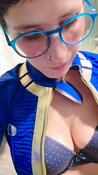 Minutewoman Vault dweller masturbating