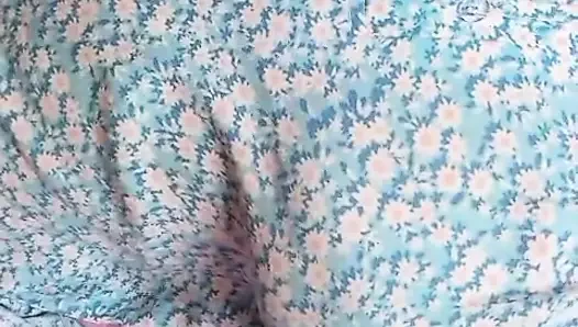 Cewek sange ini lagi asik masturbasi itilnya sampai orgasme intens