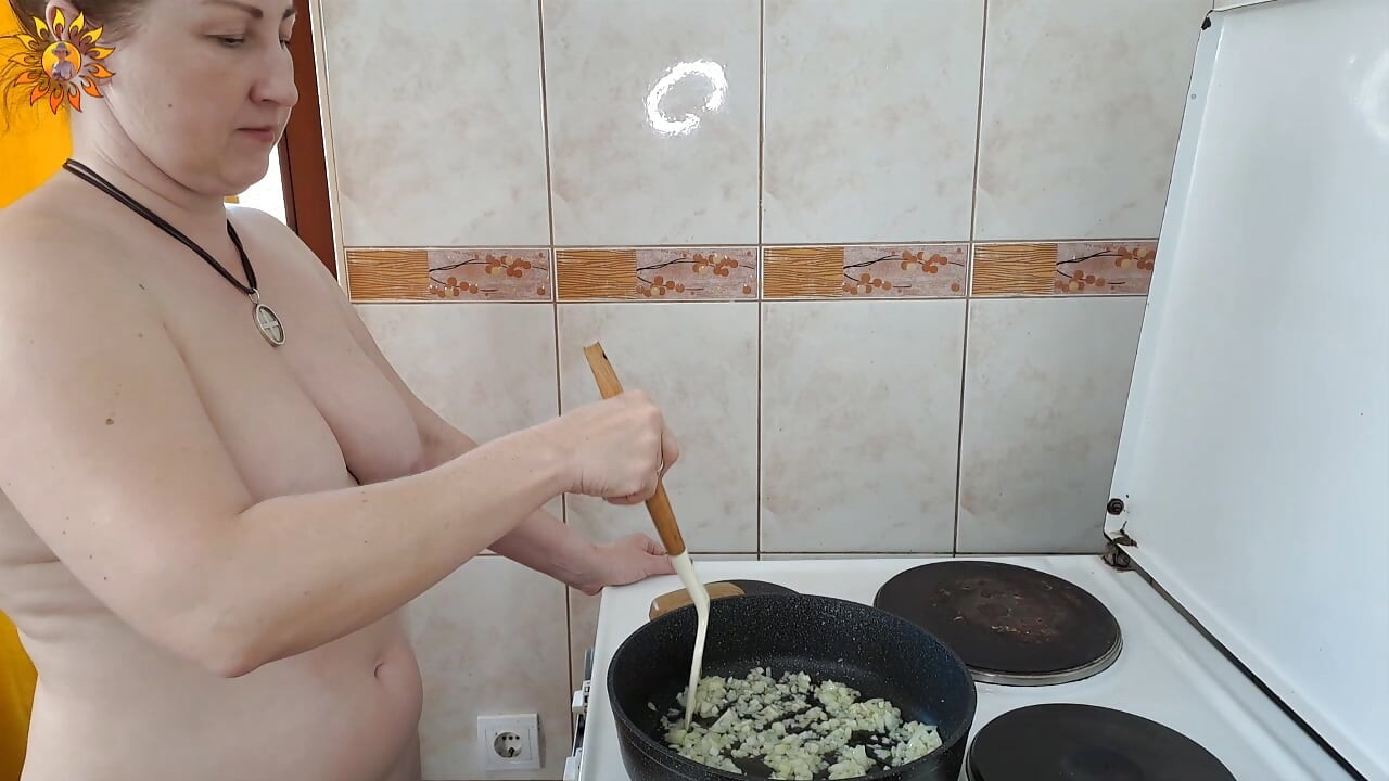 Mila naturista cocina la mejor salsa de carne desnuda