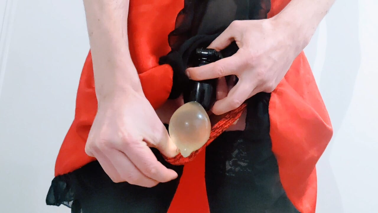 Erika Eks kyskhet pissar ballong med kondom