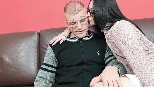 Она была сонной, но предпочитала член