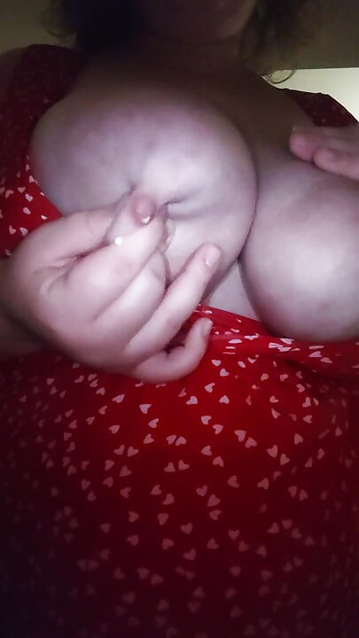 Leitosa tetas flácidas da MILF