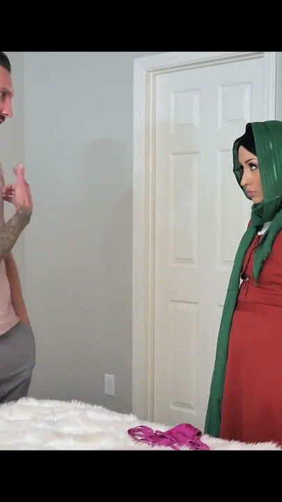 Ντροπαλή Αλλά Περίεργη - Hijab Hookup Νέα Σειρά Από TeamSkeet | Clip 1