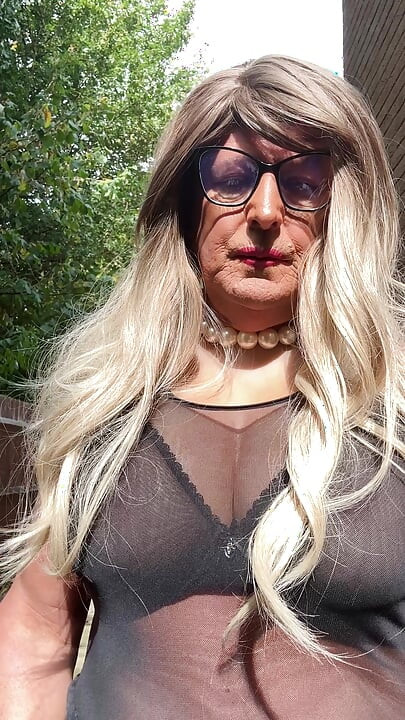 Seksi transvestit kellycd2022 u crnim bešavnim najlonkama i štiklama