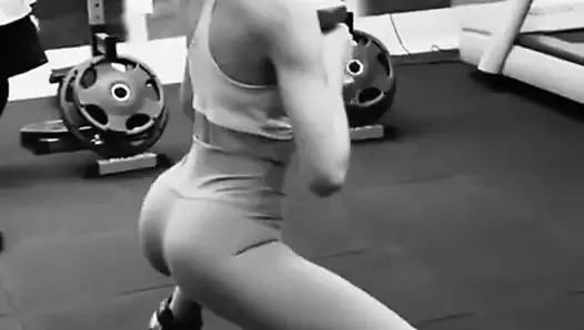 Candice Swanepoel tonificando su cuerpo perfecto en el gimnasio