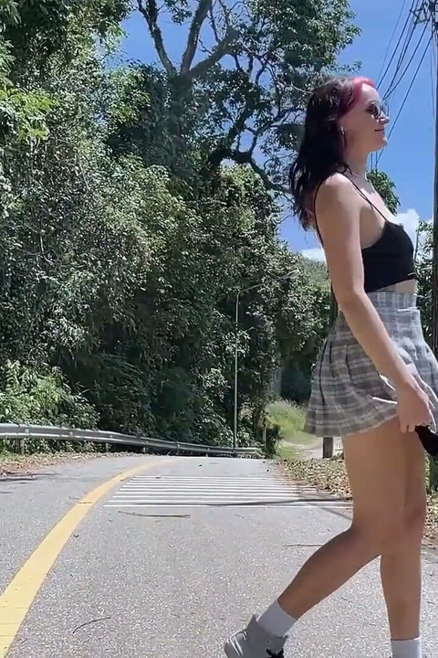 Cewek nakal ini lagi asik ngentot sama pasangan sange ini