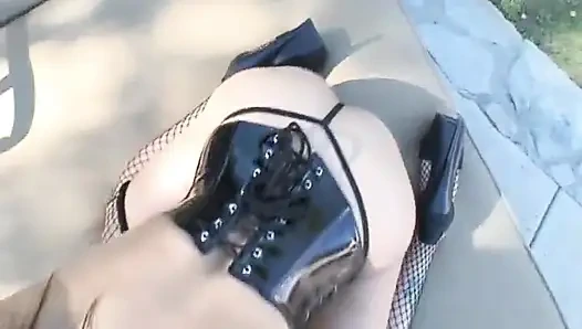 Versaute brünette hat einen sehr großen schwarzen schwanz in ihren händen und sie hat ein bisschen probleme, ihn zu schlucken