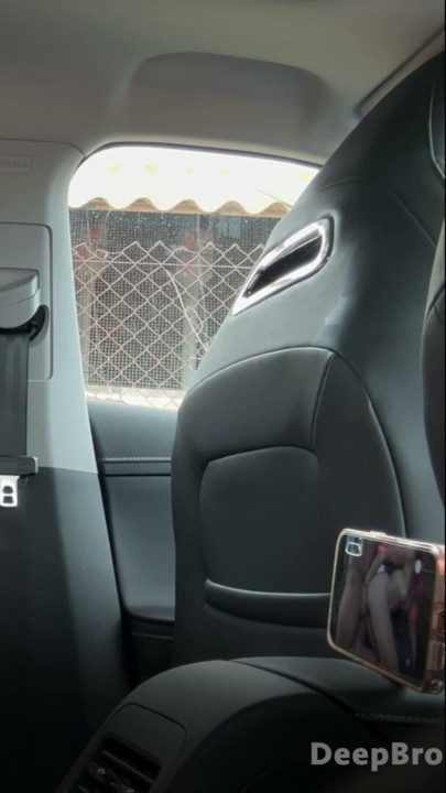 Comment préparer une chatte pour une bonne baise en voiture. Spoiler : coulisses