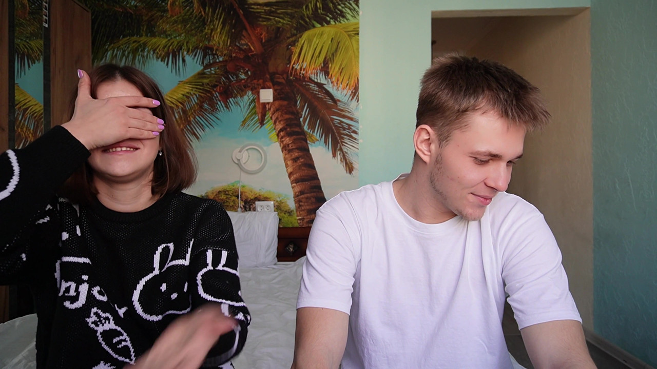 流行的在线游戏在视频博客期间变成继兄弟和继妹之间的性爱