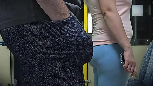 Berühren sie einen öffentlichen bus! Schmutzige fremder berührt ihren arsch ohne Erlaubnis mit seiner beule und ejakulat auf der hand des mädchens