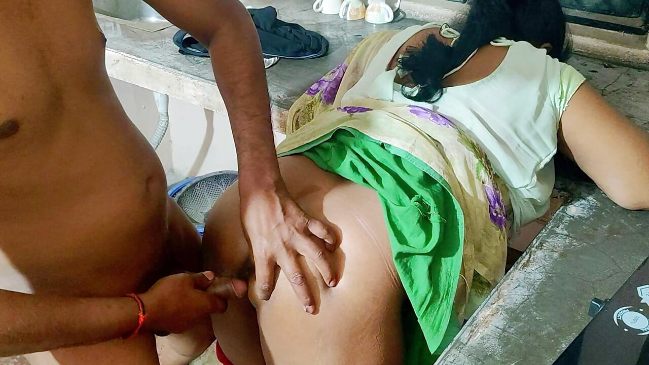 インドの主婦が隣の男の子と関係を持っている