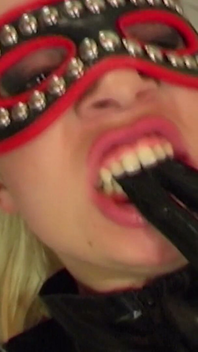 Perfect fetisjkoppel krijgt een harde lange neukpartij in latex handschoenen | Clip 3