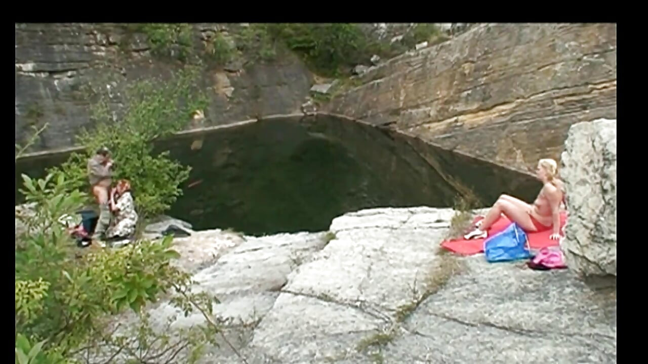 Pasangan tua melibatkan seorang remaja blonde muda dalam seks bertiga yang kotor