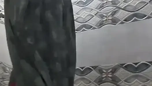 Desi bhabhi bathroom me naha rahi h...