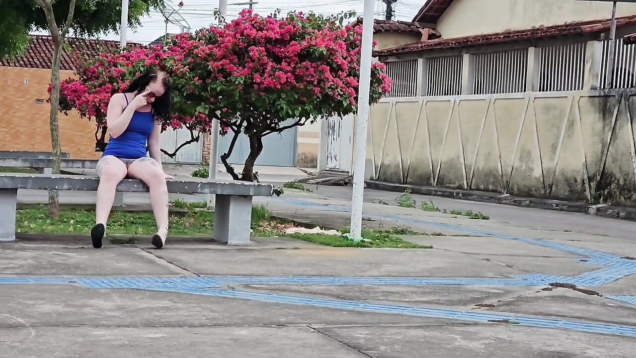 ขณะที่ฉันสดชื่นในจัตุรัสเล็ก ๆ คนแปลกหน้ากําลังมองที่ฉันปรารถนา