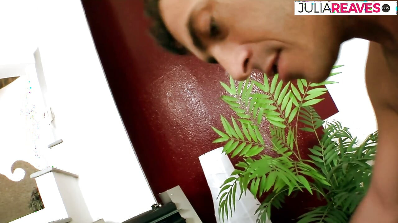 大屁股女郎被大鸡巴插菊花并被射精