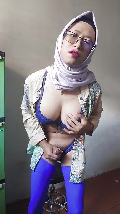 Beauty Hijab Shemale Jerks off Her Big Dick for Cum
