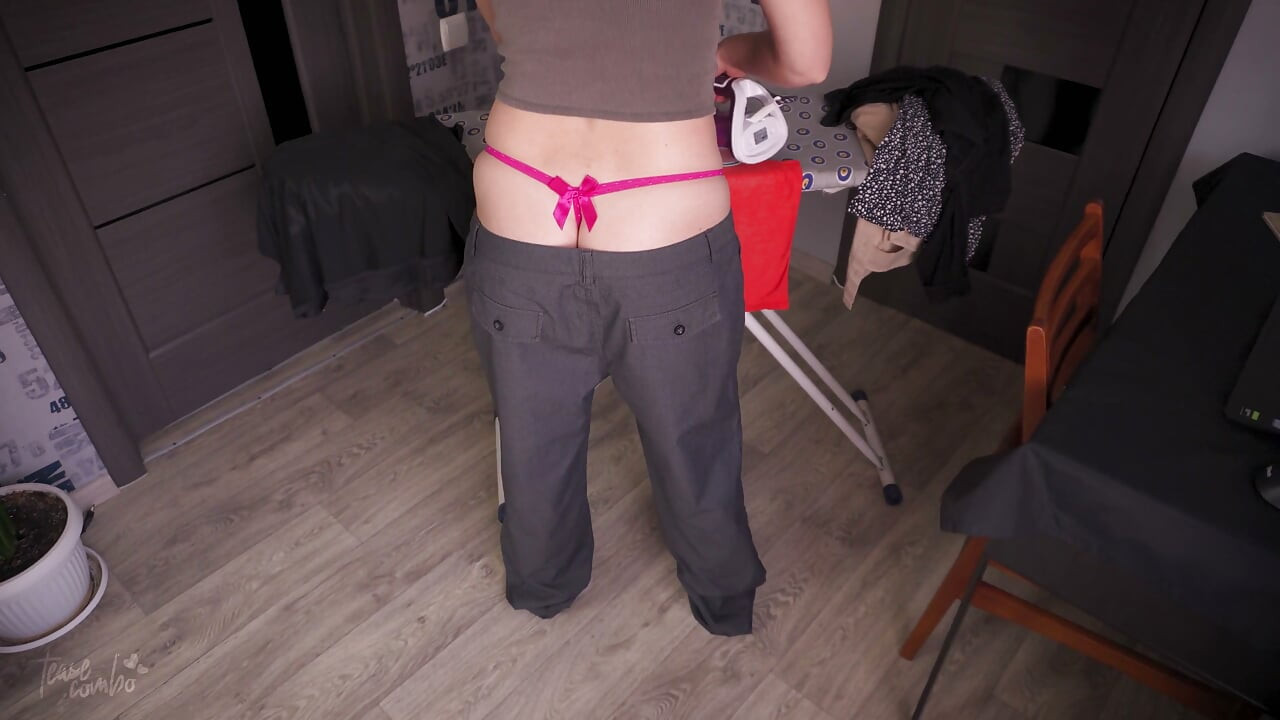 Ma femme sexy ne remarque pas son culotte qui tombe, fétiche