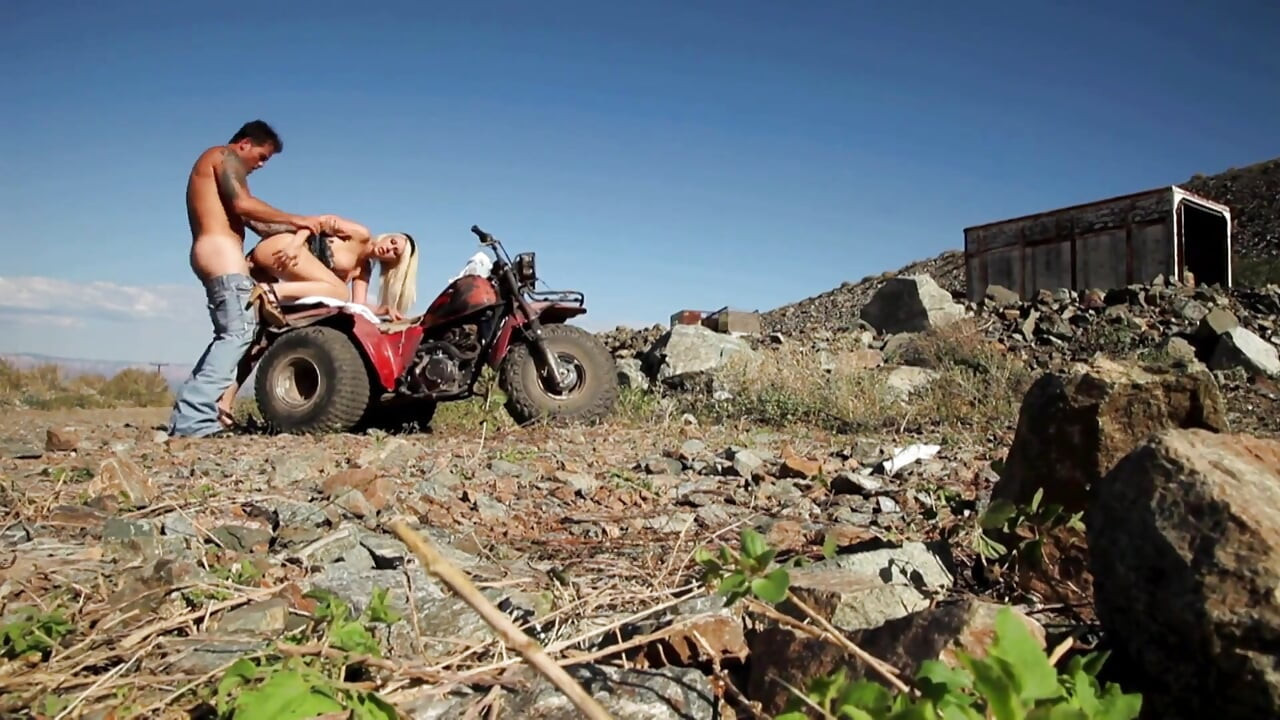 Blond ängel knullas av bilen