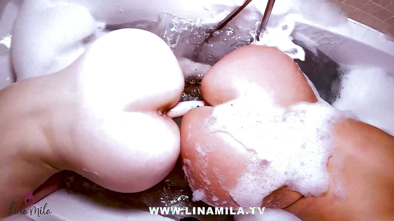 Lezbiyen banyoda çifte dildo orgazmı! Lina Mila ve Bonnie Praline
