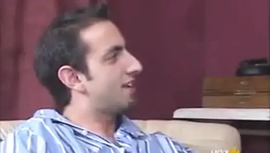 İki çift oyuncaklarla oynadıktan sonra azgın eşlerini değiştiriyor