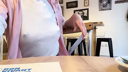 Son derece seksi beyaz sheer bluz bir kafede büyük sert pirsingli meme uçlarımı teşhir ediyor