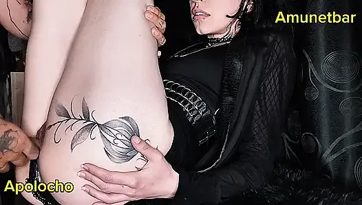 Seks sama gotik di atas meja, crot di dalam