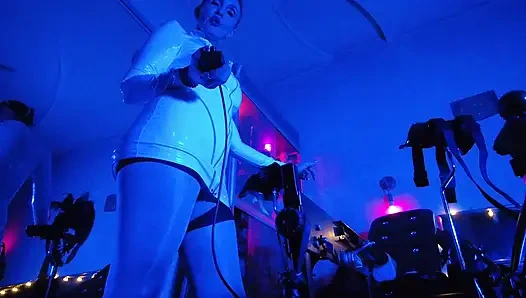 Eva lateks domina femdom lagi asik muasin memeknya pakai mainan seks bdsm