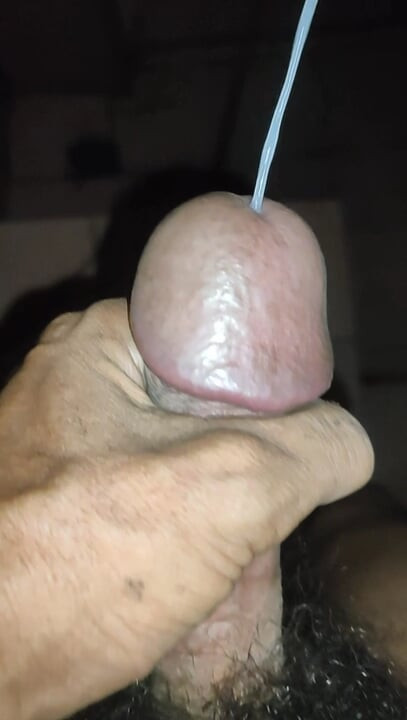 Un penis mare scoate spermă