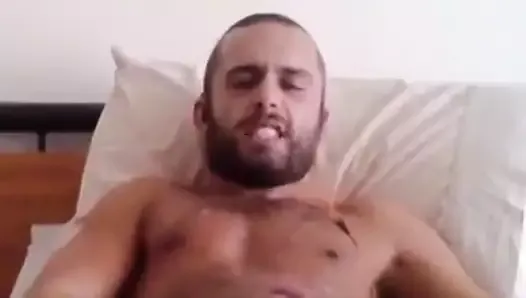 Un beau mec sexy se masturbe