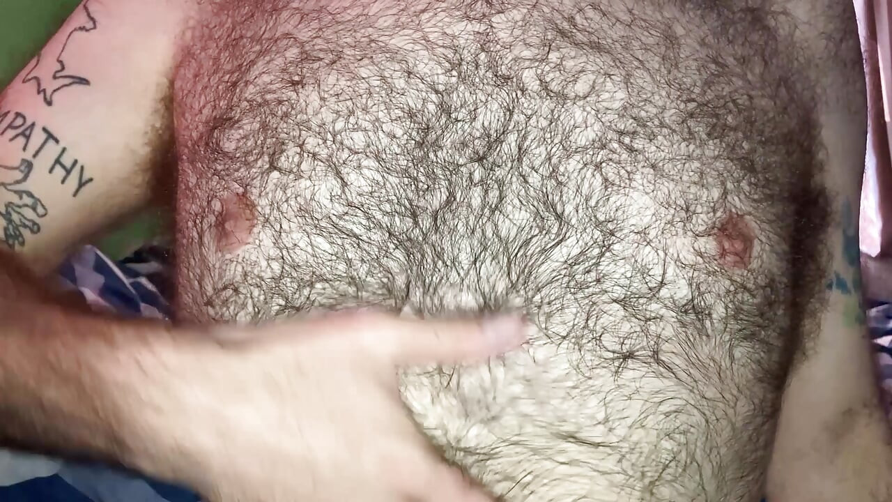 毛深く汗だくのトラヴィスが全身に大量の射精をする!