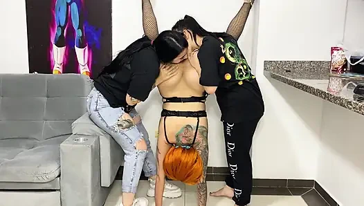 Лесбийская пацанка-тройничко в итоге лизают большую белую задницу