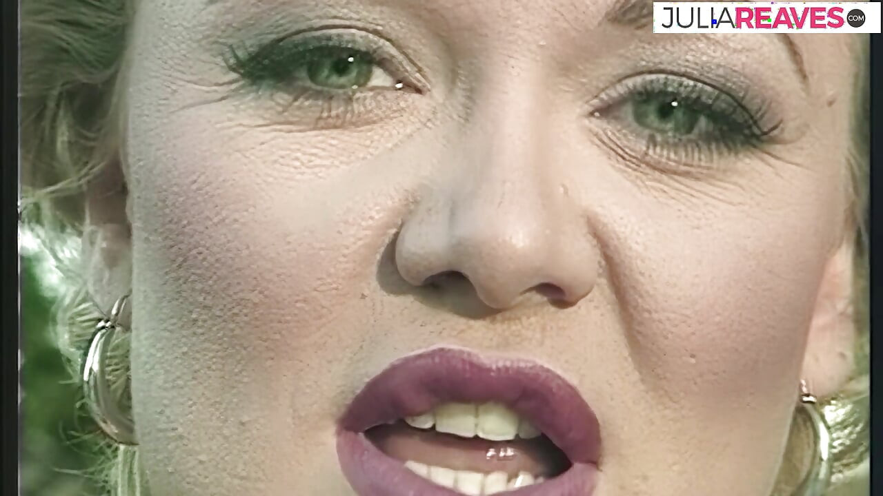 Fetele fierbinți își ling reciproc pizdele în timp ce sunt futute din spate până la o ejaculare cu țâțe