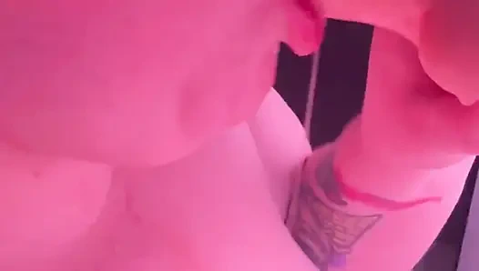 Грязная толстушка давится дилдо